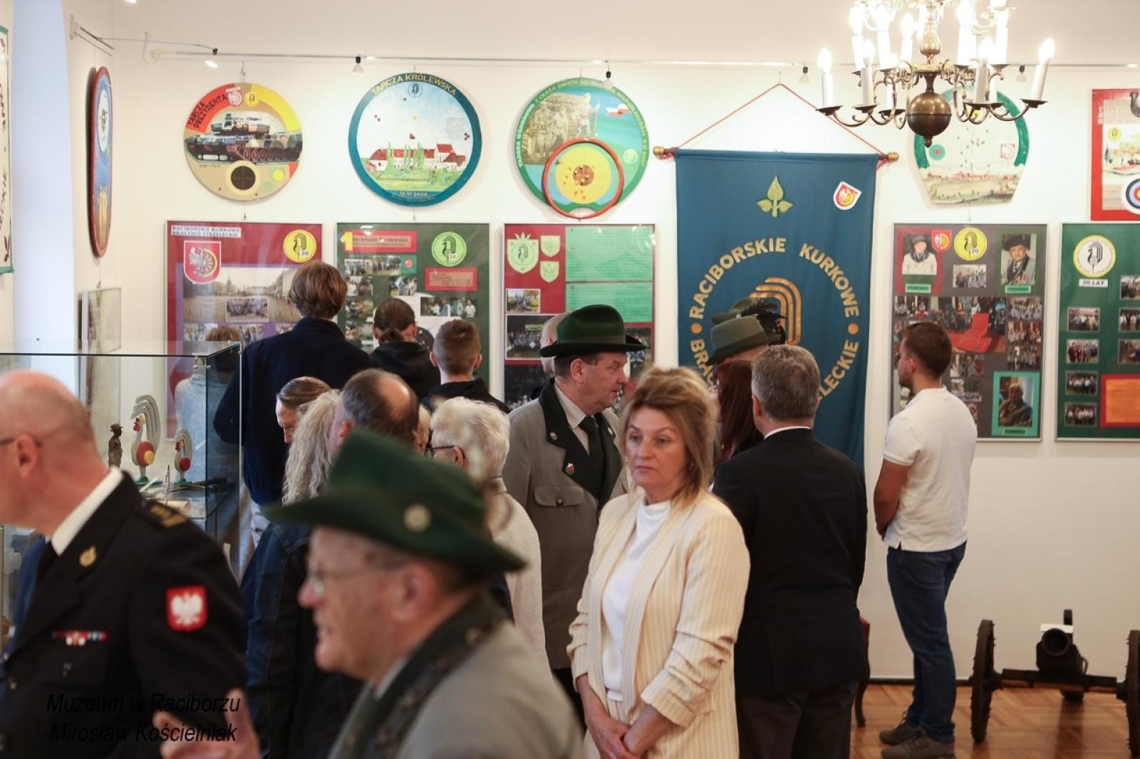 Zdjęcie w galerii na portalu naszraciborz.pl: 20-lecie Raciborskiego Kurkowego Bractwa Strzeleckiego uczczone w Muzeum wiadomości z regionu