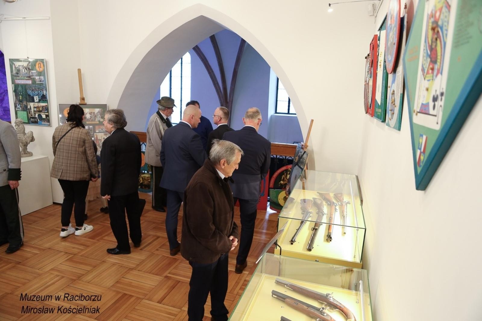Zdjęcie w galerii na portalu naszraciborz.pl: 20-lecie Raciborskiego Kurkowego Bractwa Strzeleckiego uczczone w Muzeum wiadomości z regionu