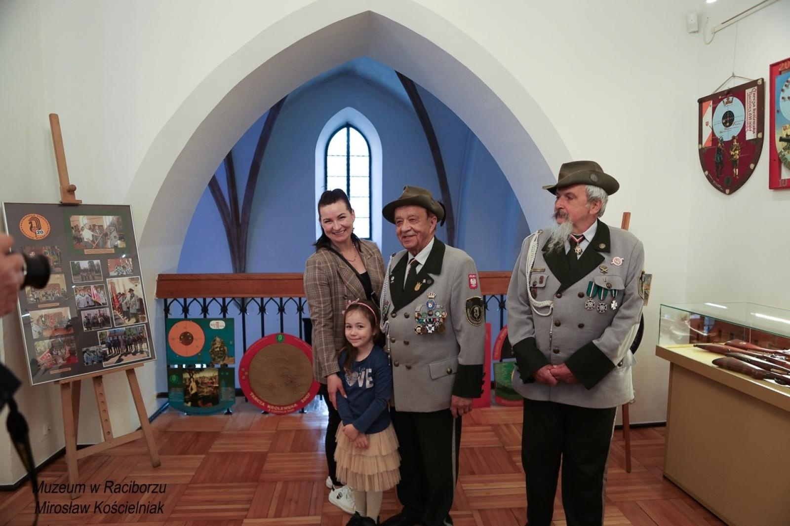 Zdjęcie w galerii na portalu naszraciborz.pl: 20-lecie Raciborskiego Kurkowego Bractwa Strzeleckiego uczczone w Muzeum wiadomości z regionu