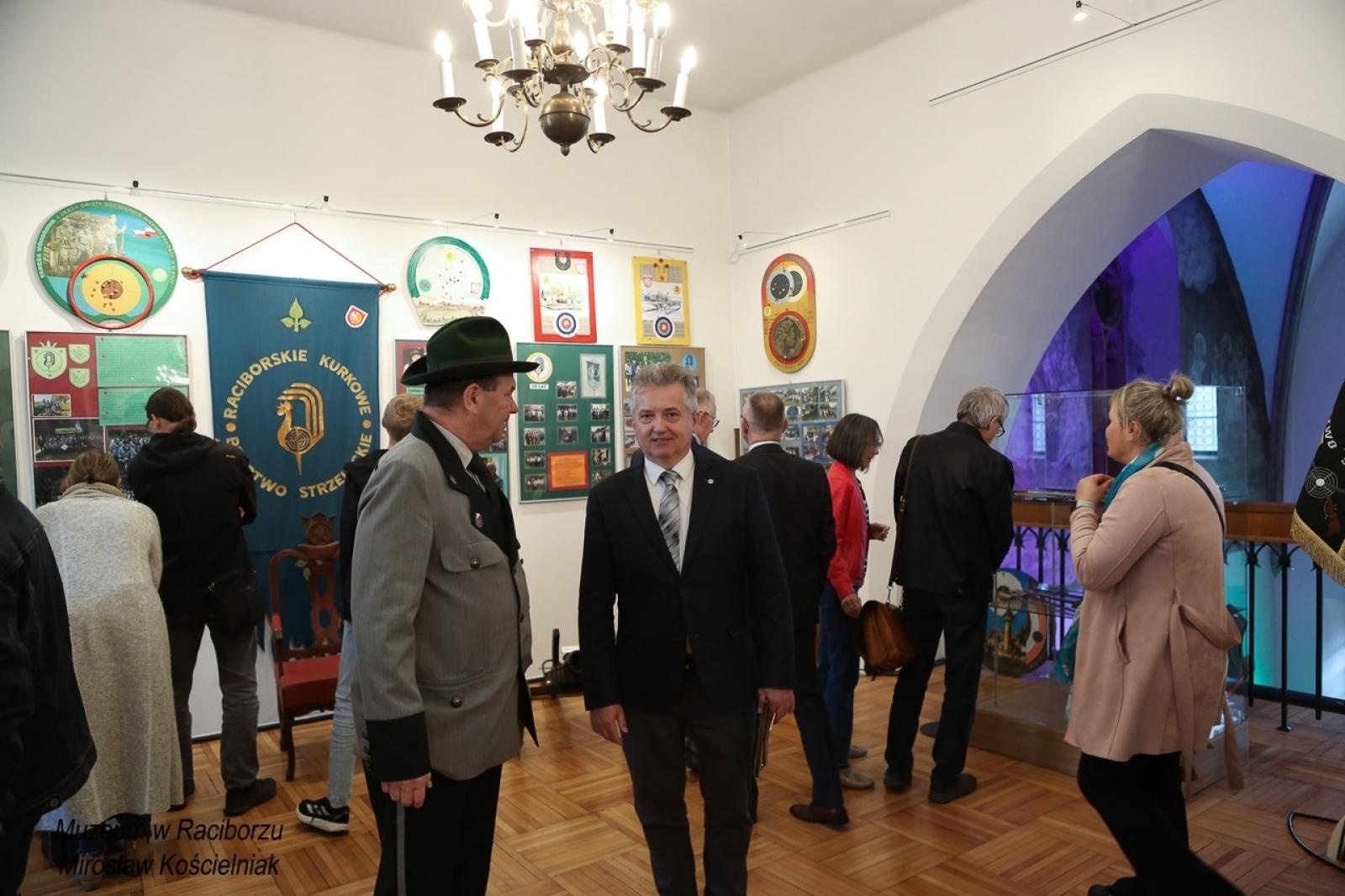 Zdjęcie w galerii na portalu naszraciborz.pl: 20-lecie Raciborskiego Kurkowego Bractwa Strzeleckiego uczczone w Muzeum wiadomości z regionu