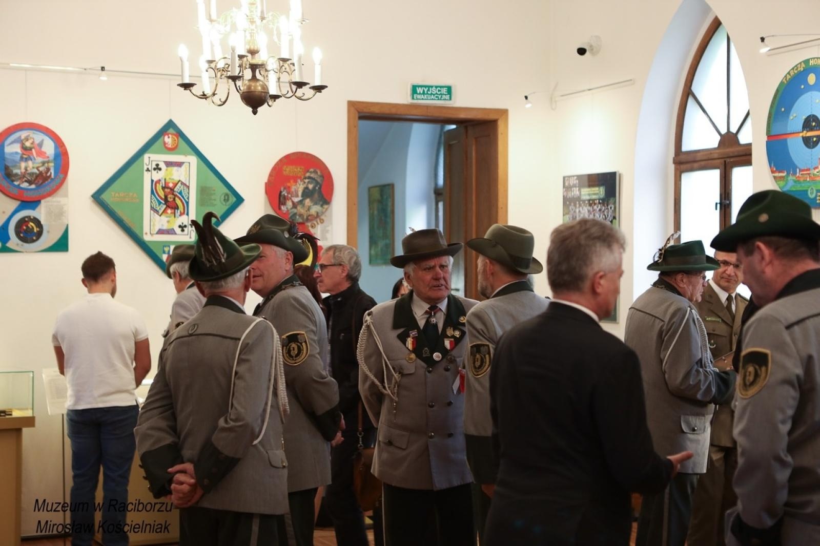 Zdjęcie w galerii na portalu naszraciborz.pl: 20-lecie Raciborskiego Kurkowego Bractwa Strzeleckiego uczczone w Muzeum wiadomości z regionu