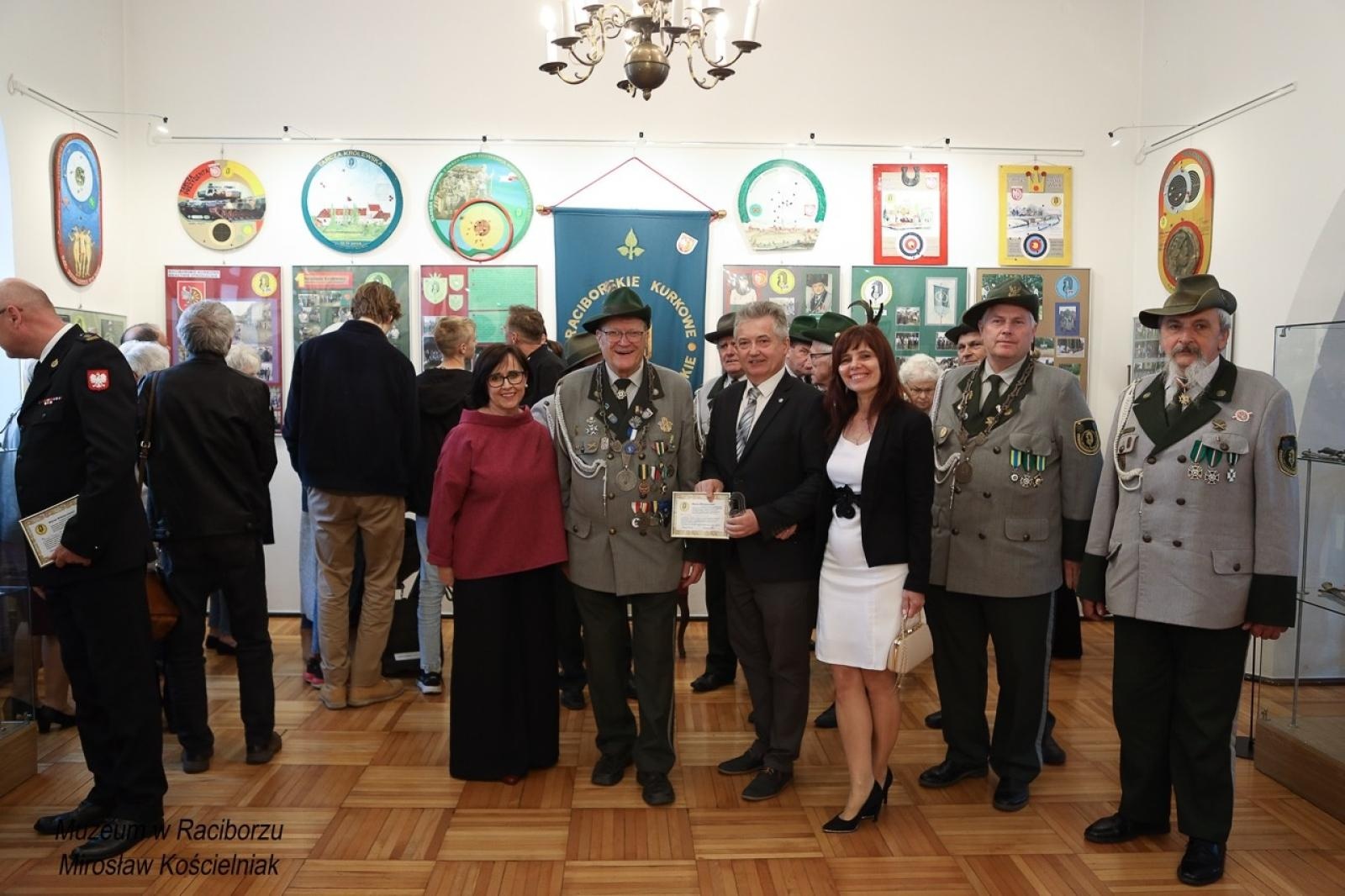 Zdjęcie w galerii na portalu naszraciborz.pl: 20-lecie Raciborskiego Kurkowego Bractwa Strzeleckiego uczczone w Muzeum wiadomości z regionu