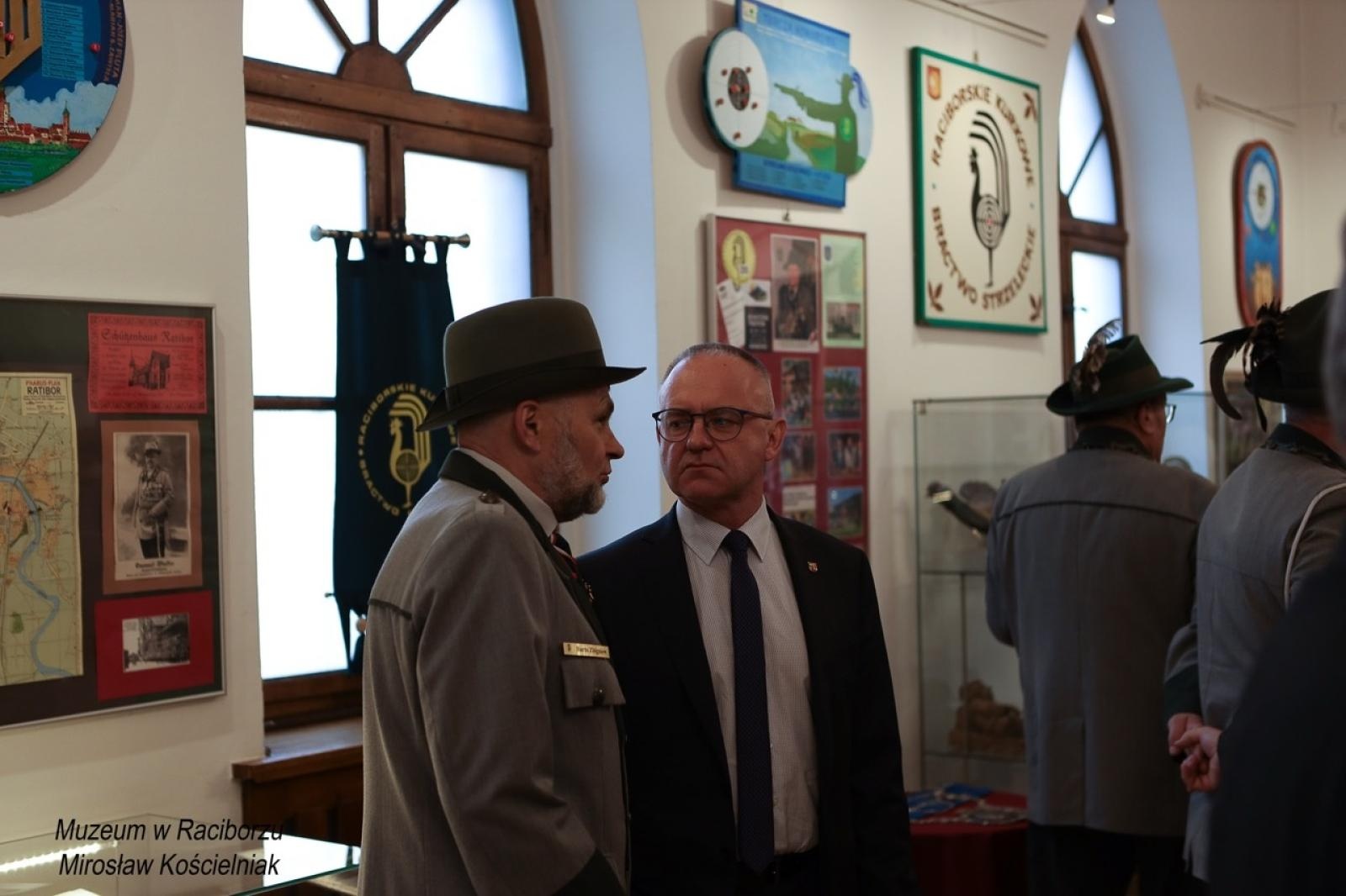 Zdjęcie w galerii na portalu naszraciborz.pl: 20-lecie Raciborskiego Kurkowego Bractwa Strzeleckiego uczczone w Muzeum wiadomości z regionu