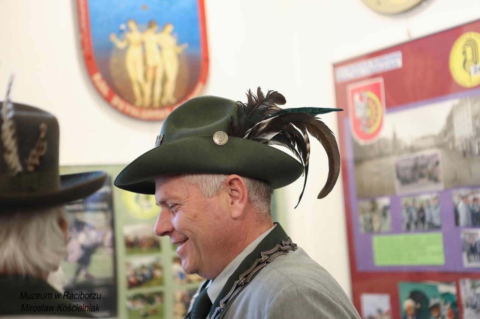 Zdjęcie w galerii na portalu naszraciborz.pl: 20-lecie Raciborskiego Kurkowego Bractwa Strzeleckiego uczczone w Muzeum wiadomości z regionu