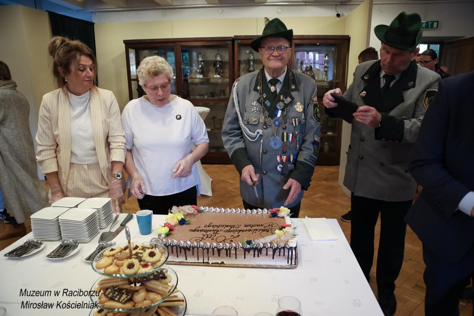 Zdjęcie w galerii na portalu naszraciborz.pl: 20-lecie Raciborskiego Kurkowego Bractwa Strzeleckiego uczczone w Muzeum wiadomości z regionu