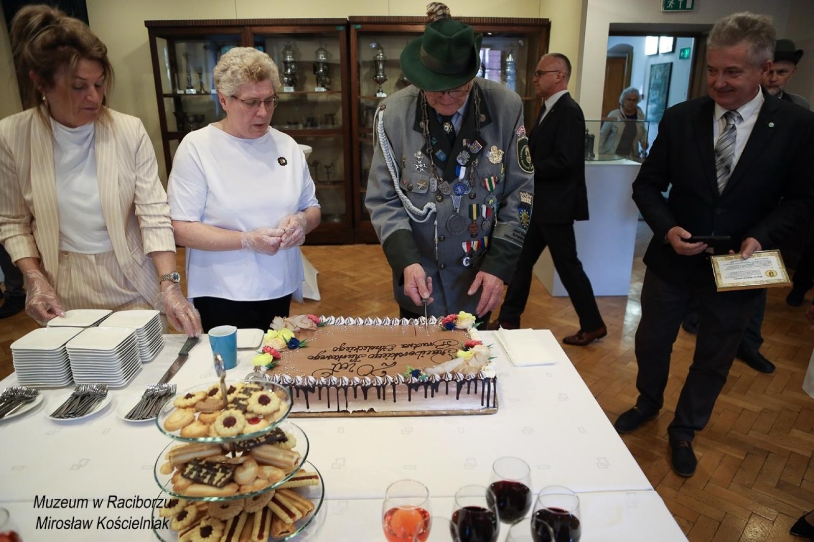 Zdjęcie w galerii na portalu naszraciborz.pl: 20-lecie Raciborskiego Kurkowego Bractwa Strzeleckiego uczczone w Muzeum wiadomości z regionu