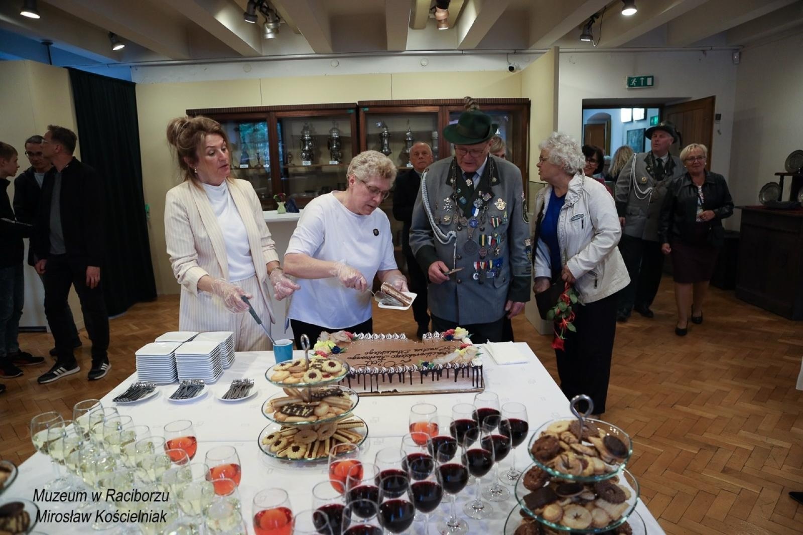 Zdjęcie w galerii na portalu naszraciborz.pl: 20-lecie Raciborskiego Kurkowego Bractwa Strzeleckiego uczczone w Muzeum wiadomości z regionu