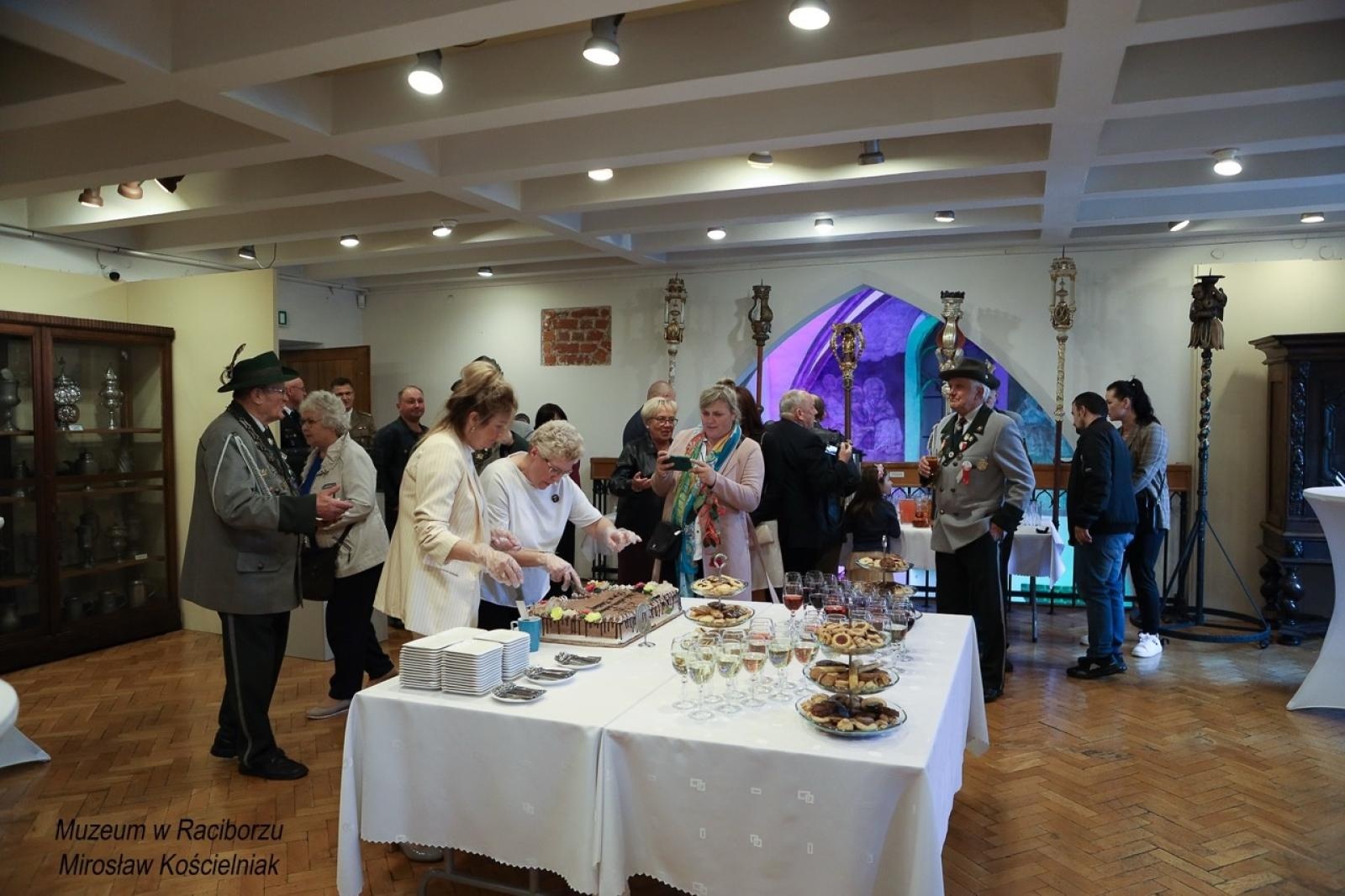 Zdjęcie w galerii na portalu naszraciborz.pl: 20-lecie Raciborskiego Kurkowego Bractwa Strzeleckiego uczczone w Muzeum wiadomości z regionu
