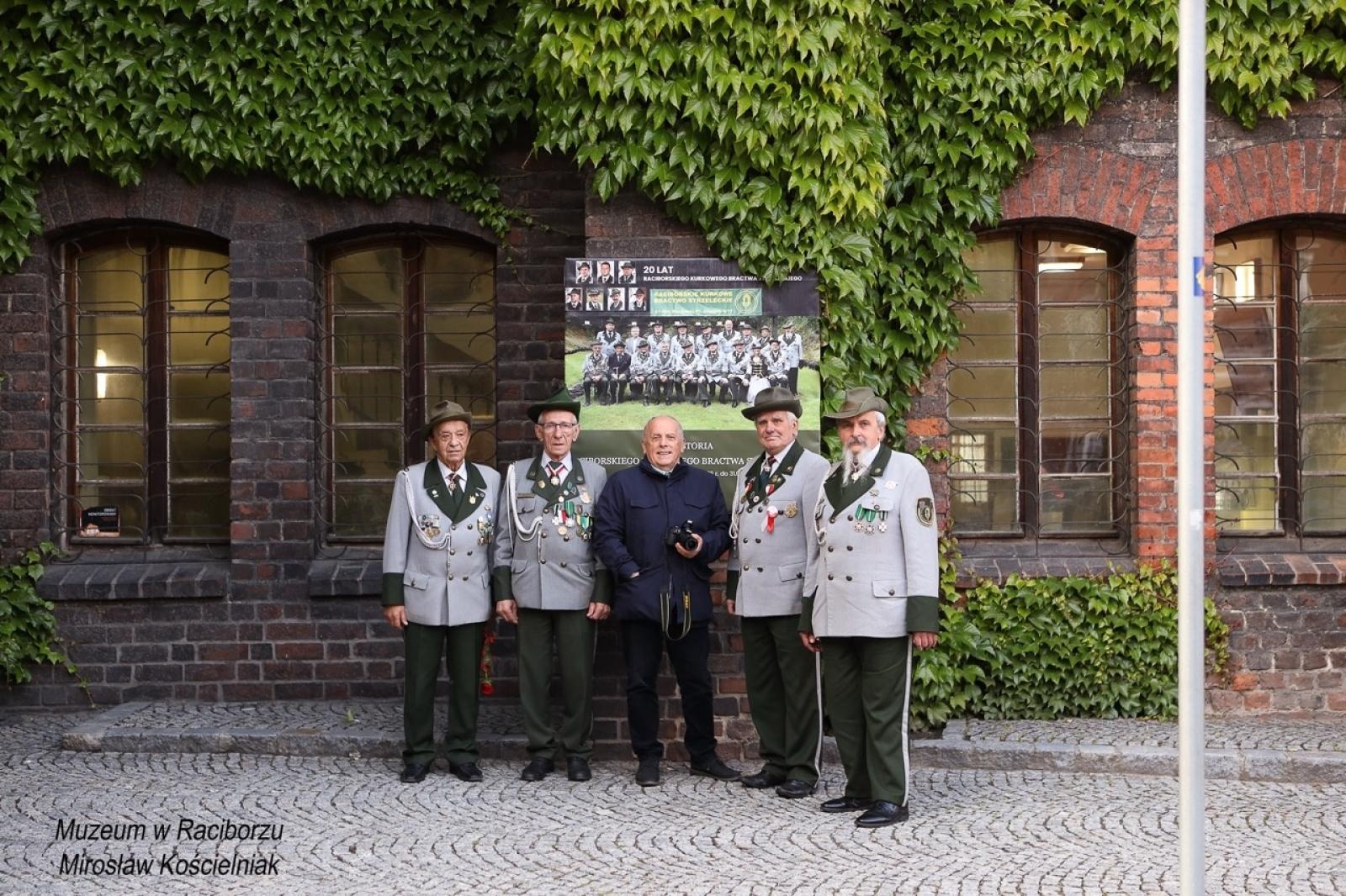 Zdjęcie w galerii na portalu naszraciborz.pl: 20-lecie Raciborskiego Kurkowego Bractwa Strzeleckiego uczczone w Muzeum wiadomości z regionu