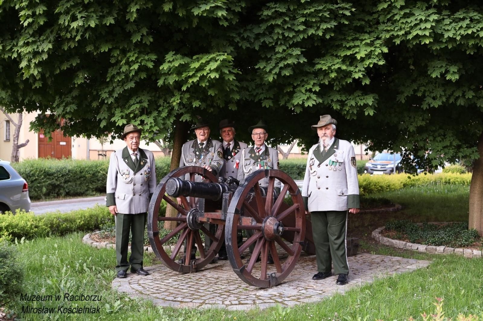 Zdjęcie w galerii na portalu naszraciborz.pl: 20-lecie Raciborskiego Kurkowego Bractwa Strzeleckiego uczczone w Muzeum wiadomości z regionu