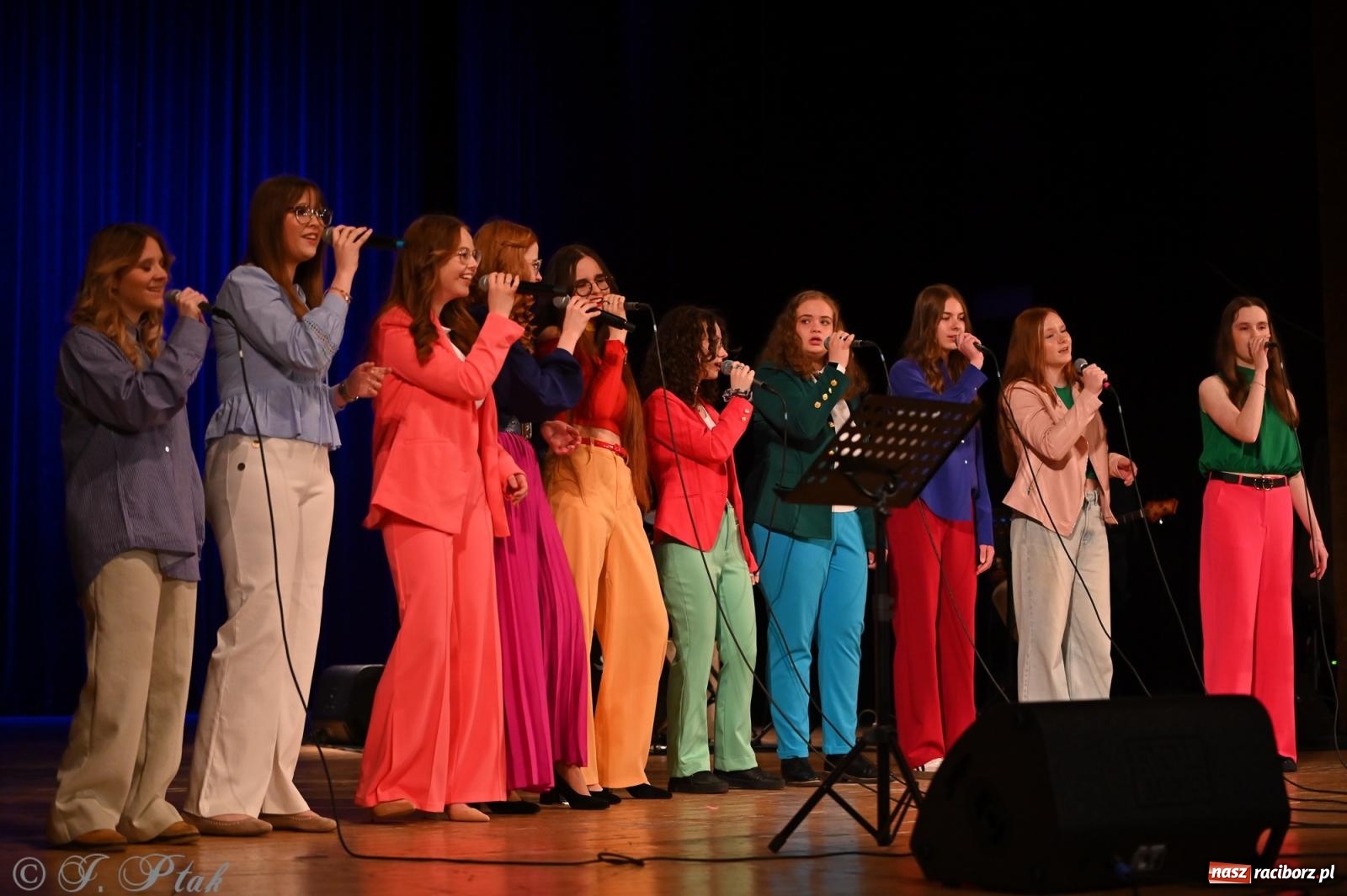 Zdjęcie w galerii na portalu naszraciborz.pl: Perspektywa Kids & Young. Muzyczna młodzież rozgrzała serca raciborzan [FOTO i WIDEO] wiadomości z regionu