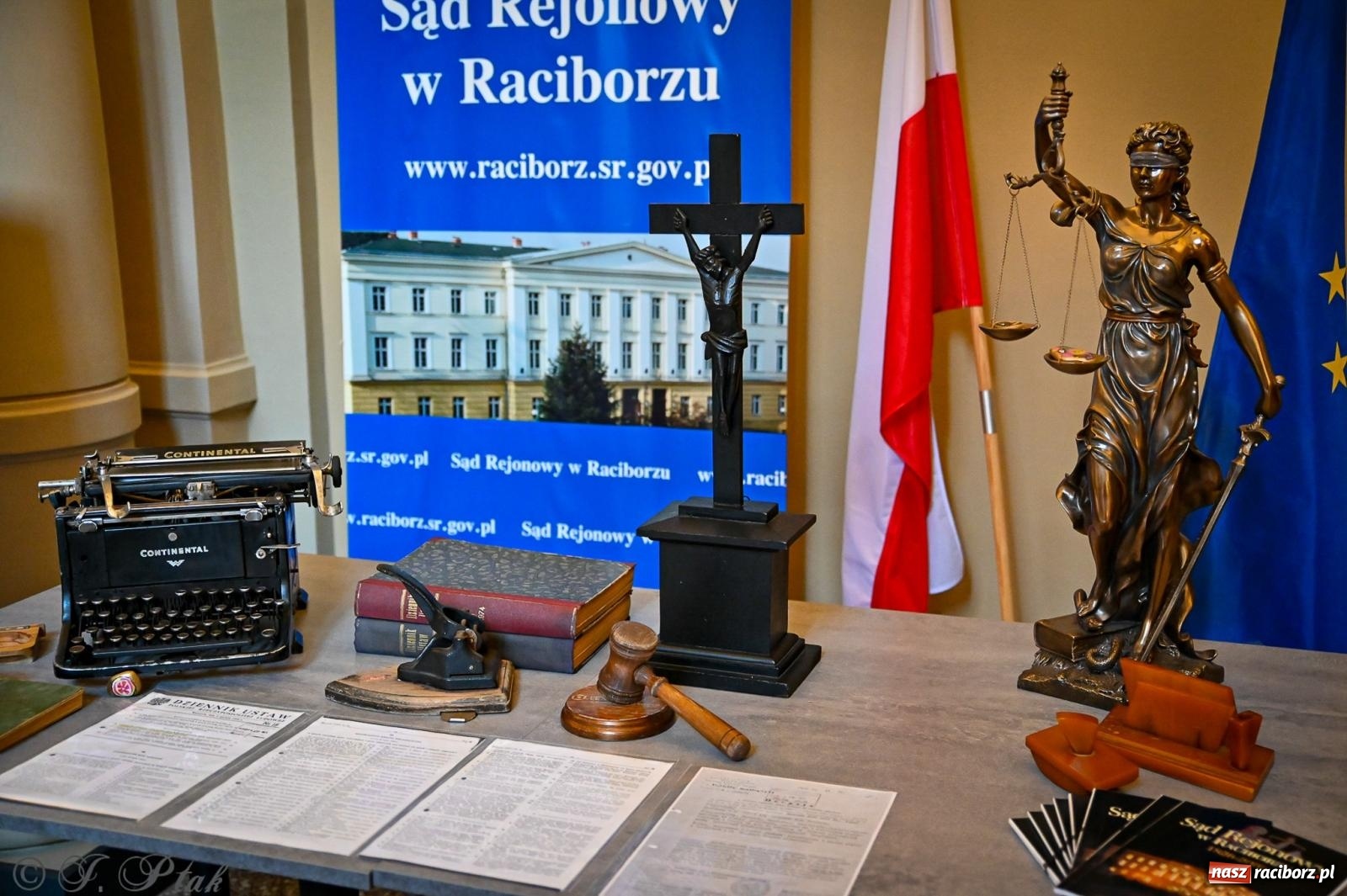 Zdjęcie w galerii na portalu naszraciborz.pl: Proces wampira przyciągnął tłumy. Racibórz w Nocy Otwartych Sądów [FOTO i WIDEO] wiadomości z regionu