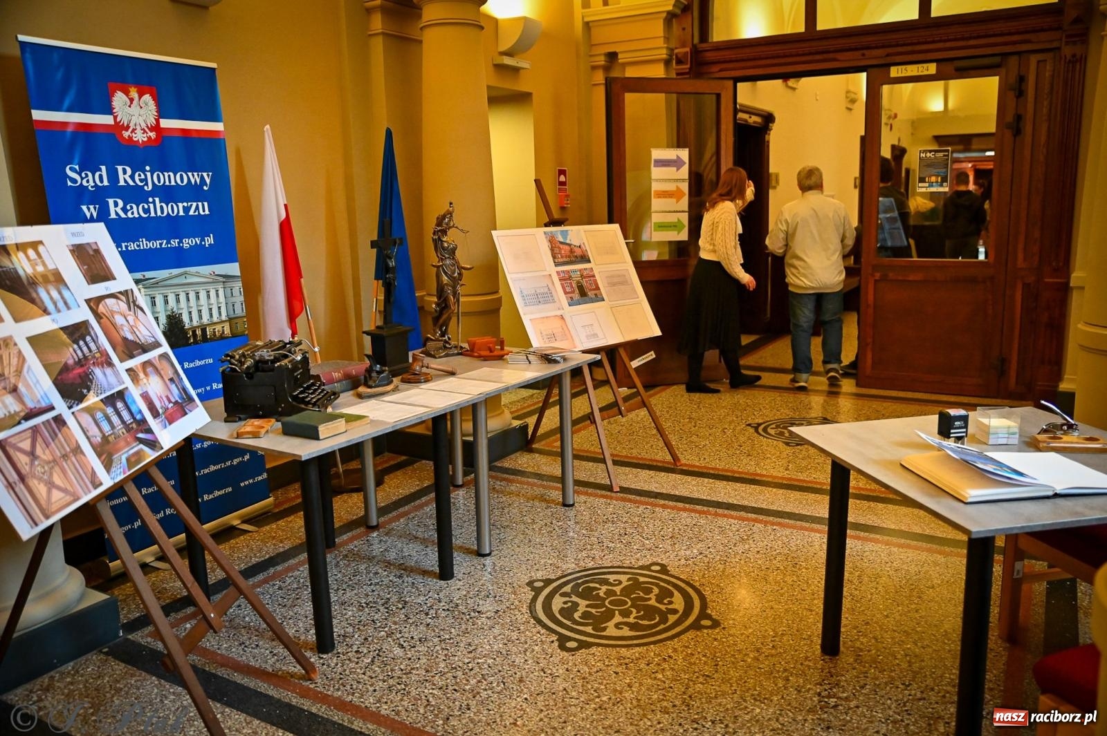 Zdjęcie w galerii na portalu naszraciborz.pl: Proces wampira przyciągnął tłumy. Racibórz w Nocy Otwartych Sądów [FOTO i WIDEO] wiadomości z regionu
