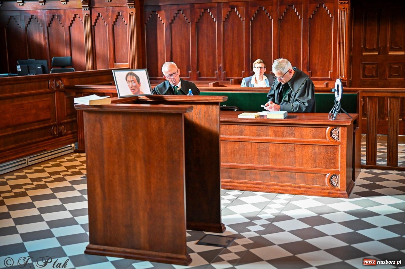 Zdjęcie w galerii na portalu naszraciborz.pl: Proces wampira przyciągnął tłumy. Racibórz w Nocy Otwartych Sądów [FOTO i WIDEO] wiadomości z regionu
