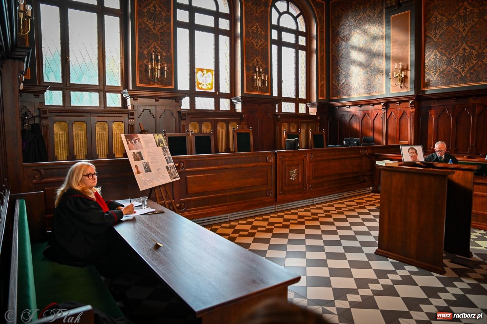 Zdjęcie w galerii na portalu naszraciborz.pl: Proces wampira przyciągnął tłumy. Racibórz w Nocy Otwartych Sądów [FOTO i WIDEO] wiadomości z regionu