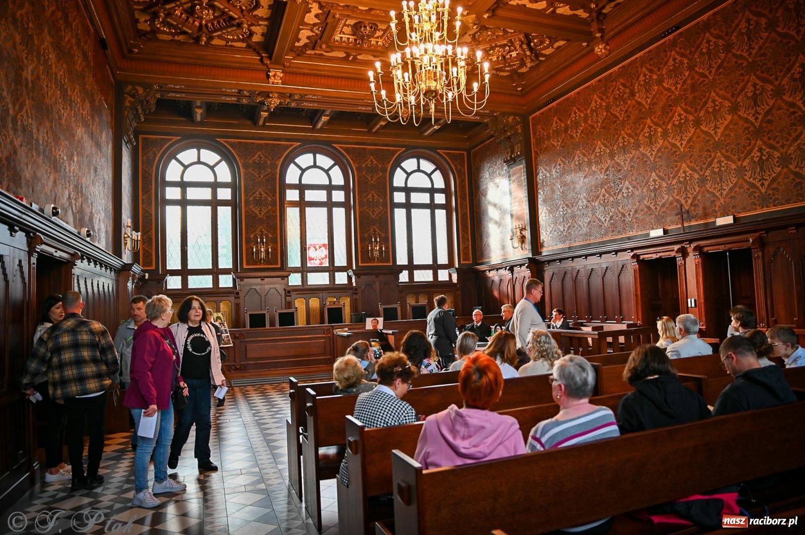 Zdjęcie w galerii na portalu naszraciborz.pl: Proces wampira przyciągnął tłumy. Racibórz w Nocy Otwartych Sądów [FOTO i WIDEO] wiadomości z regionu