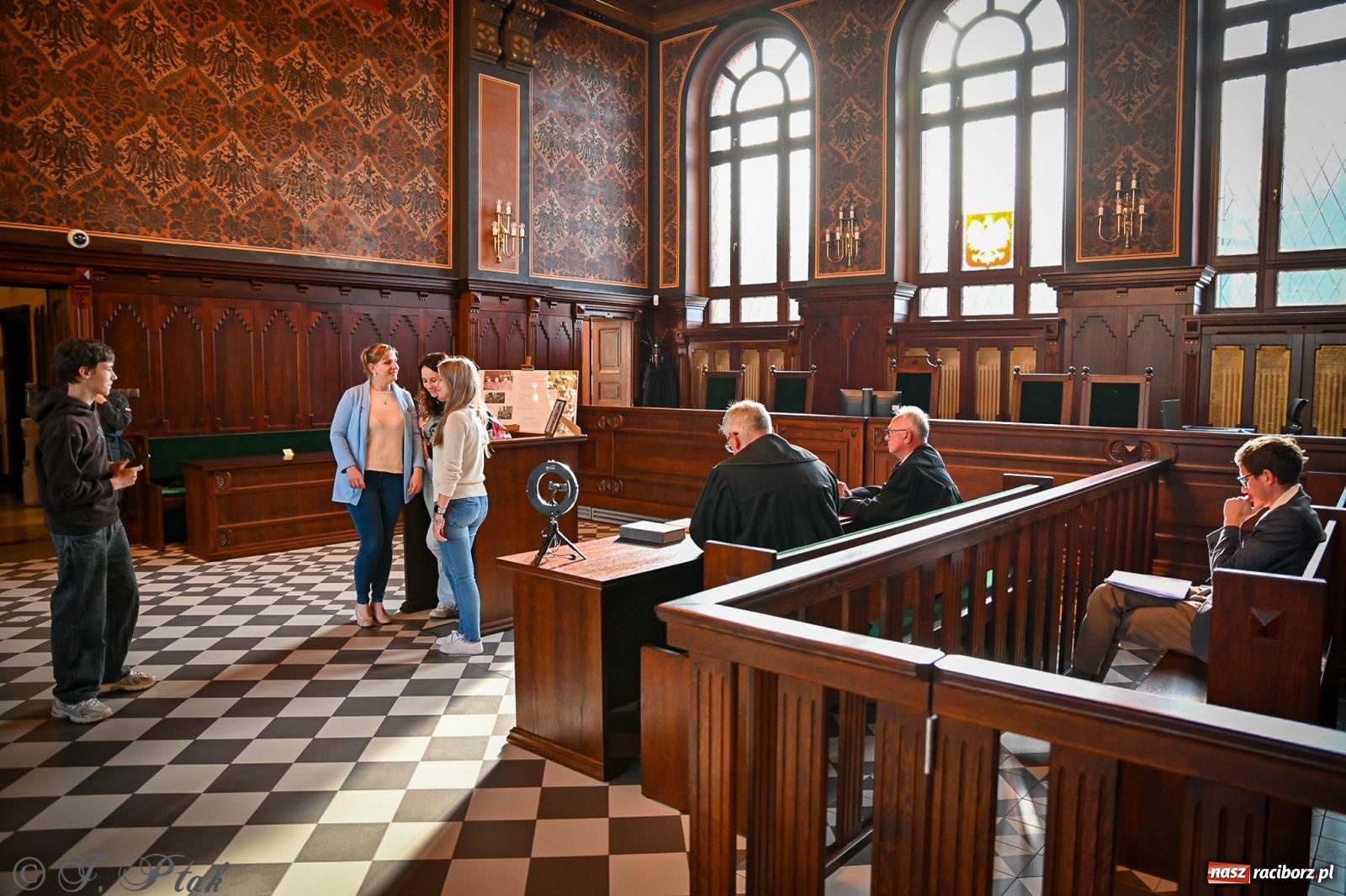 Zdjęcie w galerii na portalu naszraciborz.pl: Proces wampira przyciągnął tłumy. Racibórz w Nocy Otwartych Sądów [FOTO i WIDEO] wiadomości z regionu