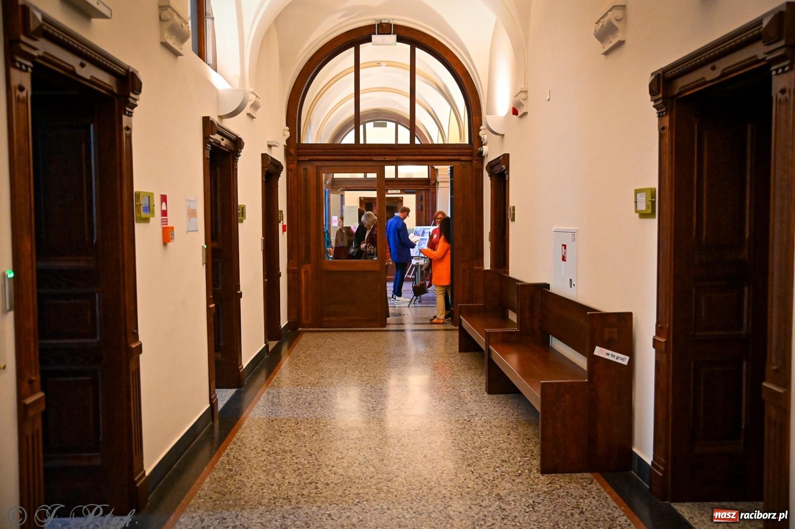 Zdjęcie w galerii na portalu naszraciborz.pl: Proces wampira przyciągnął tłumy. Racibórz w Nocy Otwartych Sądów [FOTO i WIDEO] wiadomości z regionu