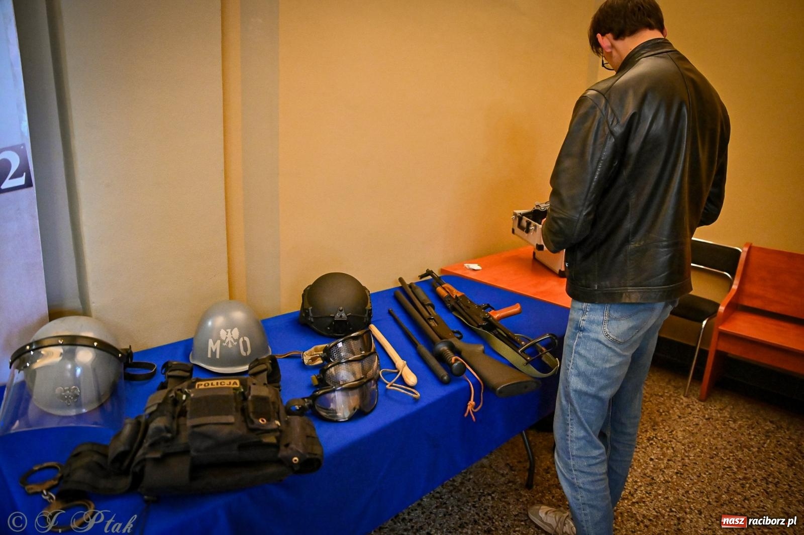 Zdjęcie w galerii na portalu naszraciborz.pl: Proces wampira przyciągnął tłumy. Racibórz w Nocy Otwartych Sądów [FOTO i WIDEO] wiadomości z regionu