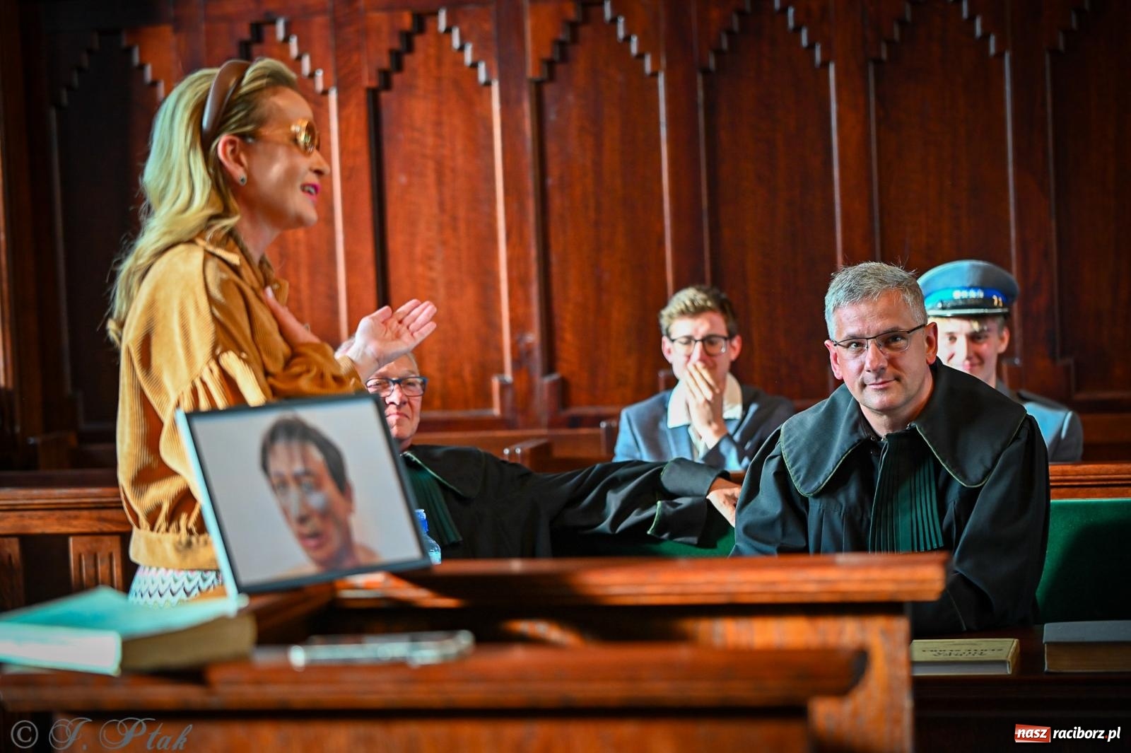 Zdjęcie w galerii na portalu naszraciborz.pl: Proces wampira przyciągnął tłumy. Racibórz w Nocy Otwartych Sądów [FOTO i WIDEO] wiadomości z regionu