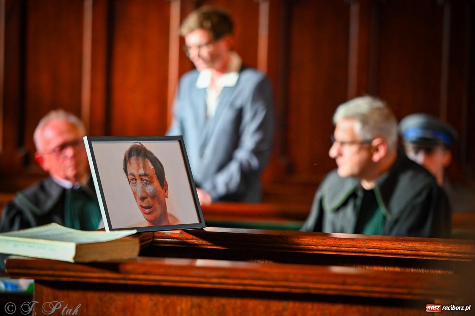 Zdjęcie w galerii na portalu naszraciborz.pl: Proces wampira przyciągnął tłumy. Racibórz w Nocy Otwartych Sądów [FOTO i WIDEO] wiadomości z regionu
