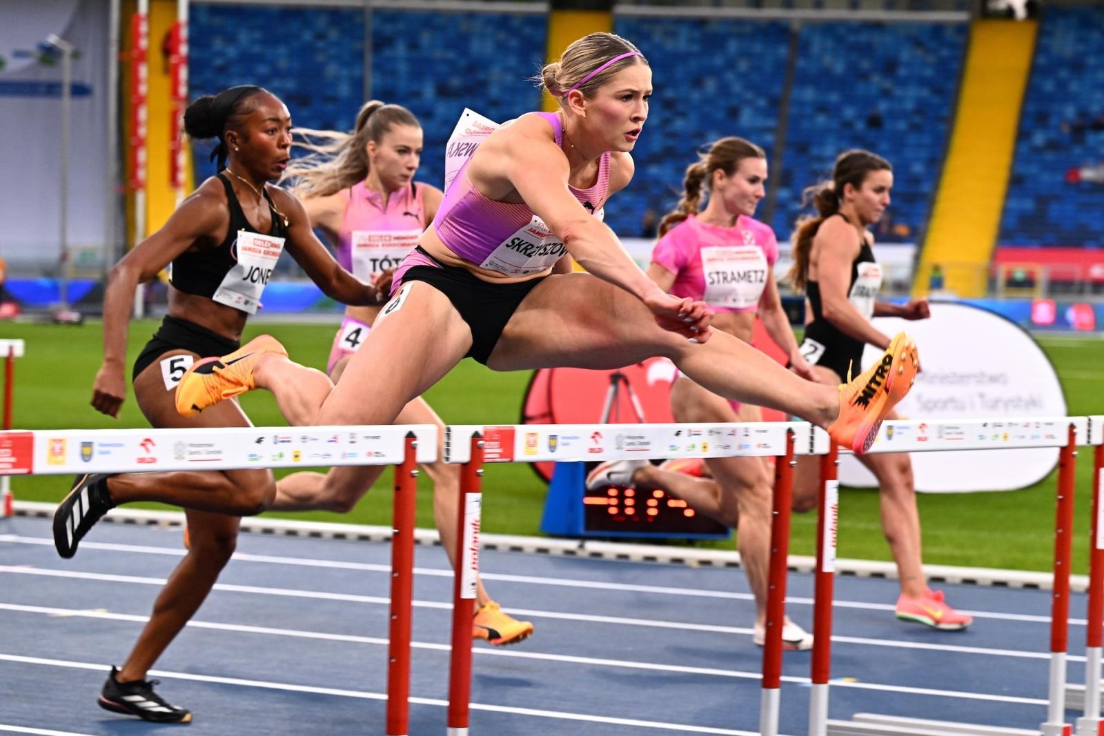 Zdjęcie w galerii na portalu naszraciborz.pl: Lekkoatleci walczyli z rywalami i przeraźliwym zimnem. Srebro Justyny Święty-Ersetic na ORLEN Memoriale Janusza Kusocińskiego w Chorzowie wiadomości z regionu