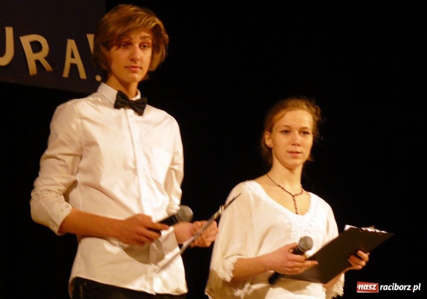 Zdjęcie w galerii na portalu naszraciborz.pl: Marynara i fryzura. Pożegnanie w I LO wiadomości z regionu