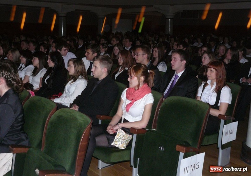 Zdjęcie w galerii na portalu naszraciborz.pl: Marynara i fryzura. Pożegnanie w I LO wiadomości z regionu