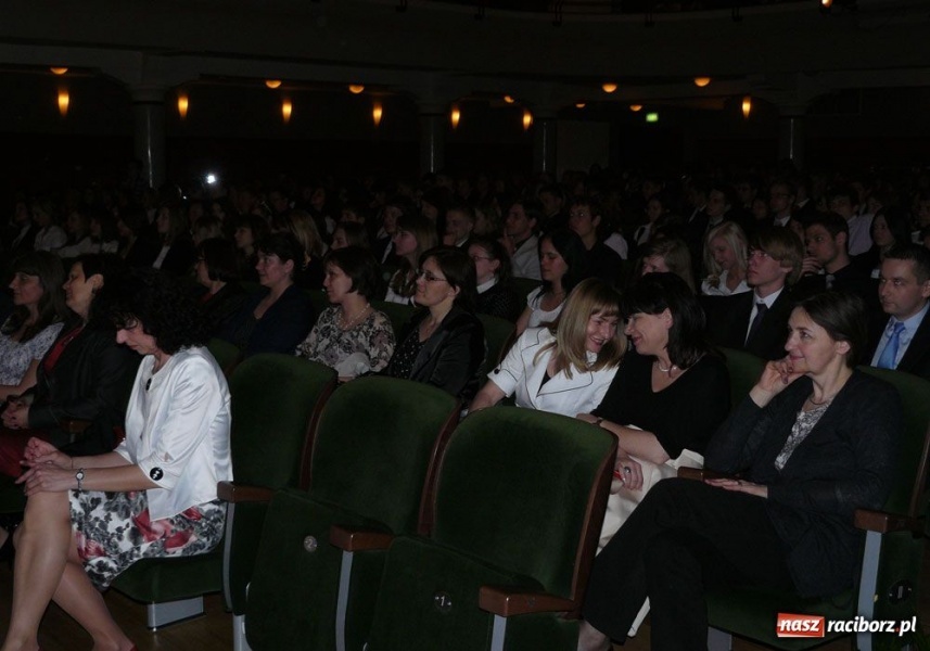 Zdjęcie w galerii na portalu naszraciborz.pl: Marynara i fryzura. Pożegnanie w I LO wiadomości z regionu