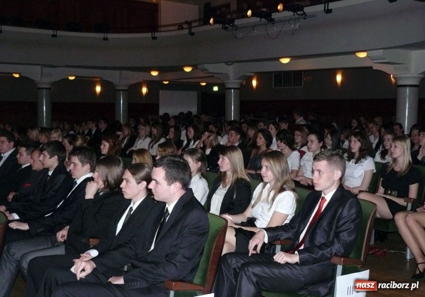 Zdjęcie w galerii na portalu naszraciborz.pl: Marynara i fryzura. Pożegnanie w I LO wiadomości z regionu