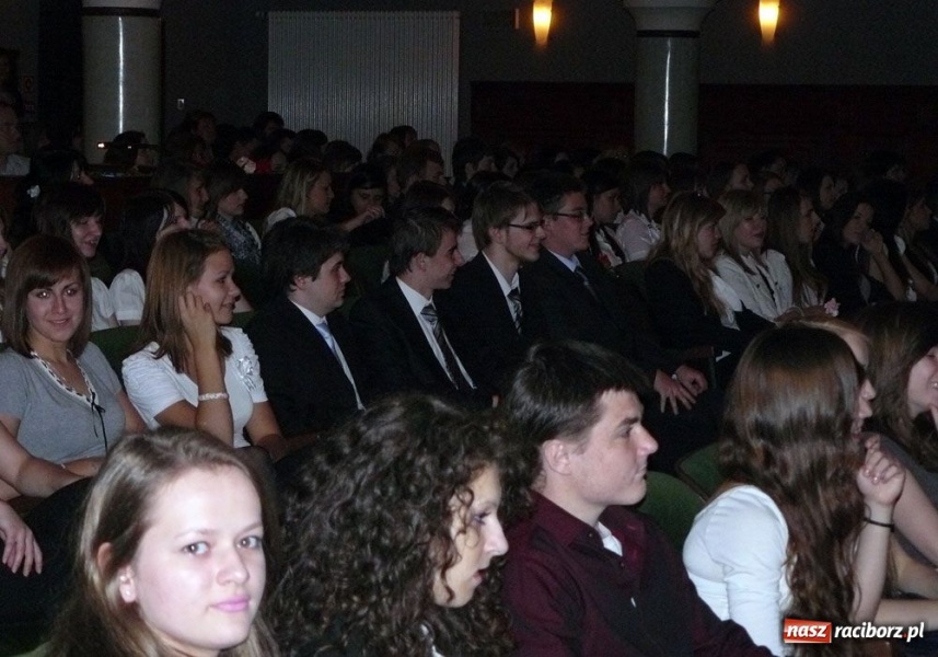 Zdjęcie w galerii na portalu naszraciborz.pl: Marynara i fryzura. Pożegnanie w I LO wiadomości z regionu