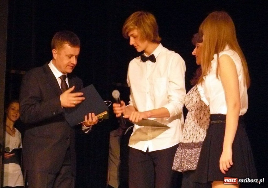 Zdjęcie w galerii na portalu naszraciborz.pl: Marynara i fryzura. Pożegnanie w I LO wiadomości z regionu