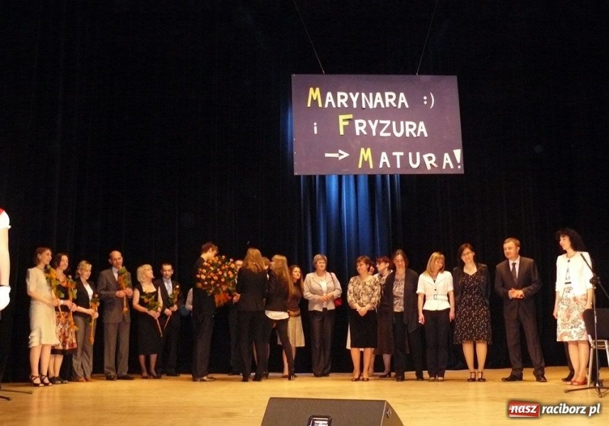 Zdjęcie w galerii na portalu naszraciborz.pl: Marynara i fryzura. Pożegnanie w I LO wiadomości z regionu