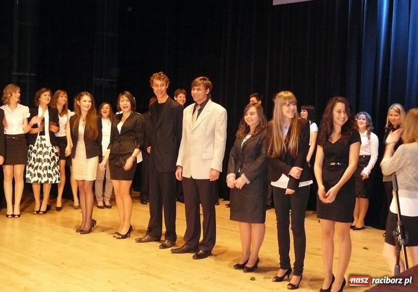 Zdjęcie w galerii na portalu naszraciborz.pl: Marynara i fryzura. Pożegnanie w I LO wiadomości z regionu