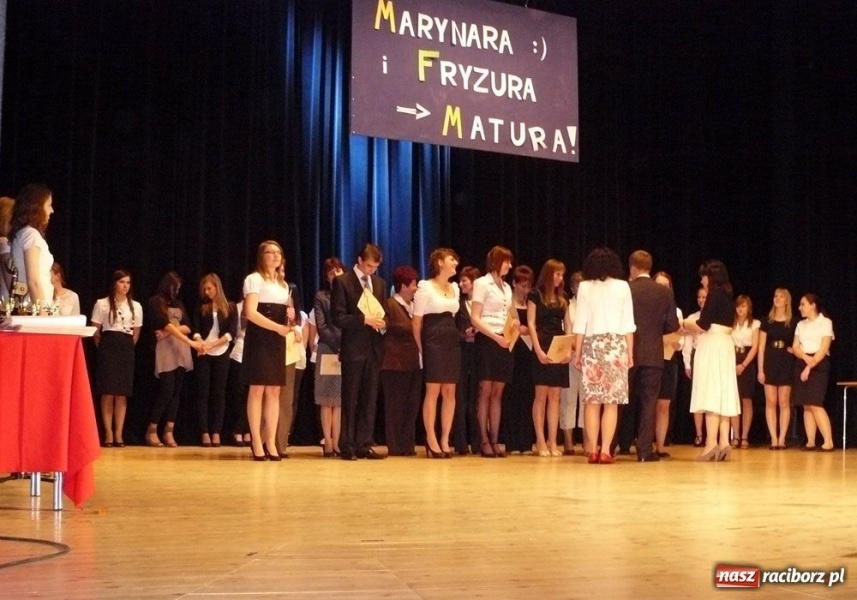 Zdjęcie w galerii na portalu naszraciborz.pl: Marynara i fryzura. Pożegnanie w I LO wiadomości z regionu