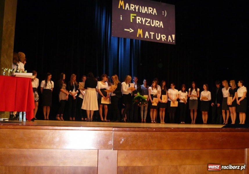 Zdjęcie w galerii na portalu naszraciborz.pl: Marynara i fryzura. Pożegnanie w I LO wiadomości z regionu