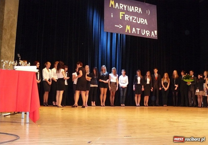 Zdjęcie w galerii na portalu naszraciborz.pl: Marynara i fryzura. Pożegnanie w I LO wiadomości z regionu