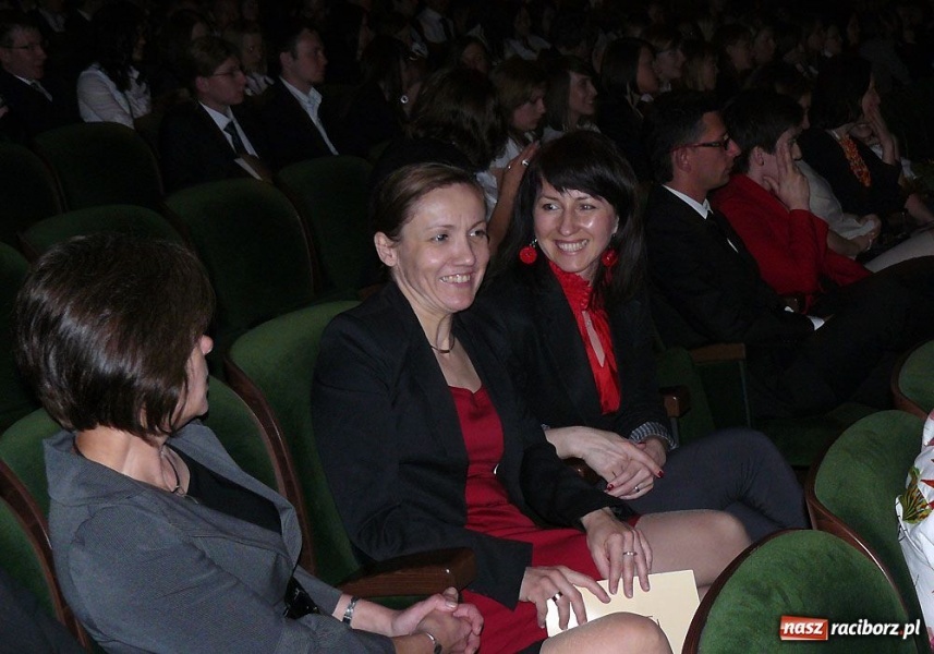 Zdjęcie w galerii na portalu naszraciborz.pl: Marynara i fryzura. Pożegnanie w I LO wiadomości z regionu