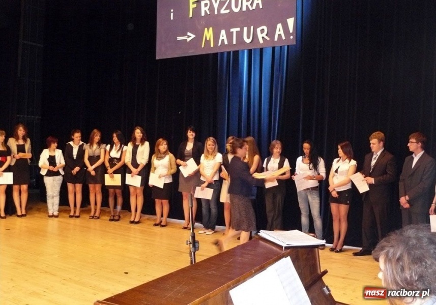 Zdjęcie w galerii na portalu naszraciborz.pl: Marynara i fryzura. Pożegnanie w I LO wiadomości z regionu