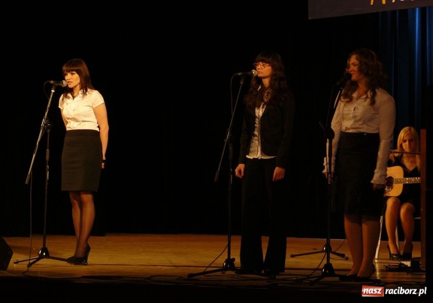 Zdjęcie w galerii na portalu naszraciborz.pl: Marynara i fryzura. Pożegnanie w I LO wiadomości z regionu