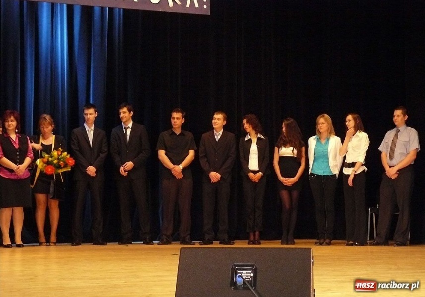Zdjęcie w galerii na portalu naszraciborz.pl: Marynara i fryzura. Pożegnanie w I LO wiadomości z regionu