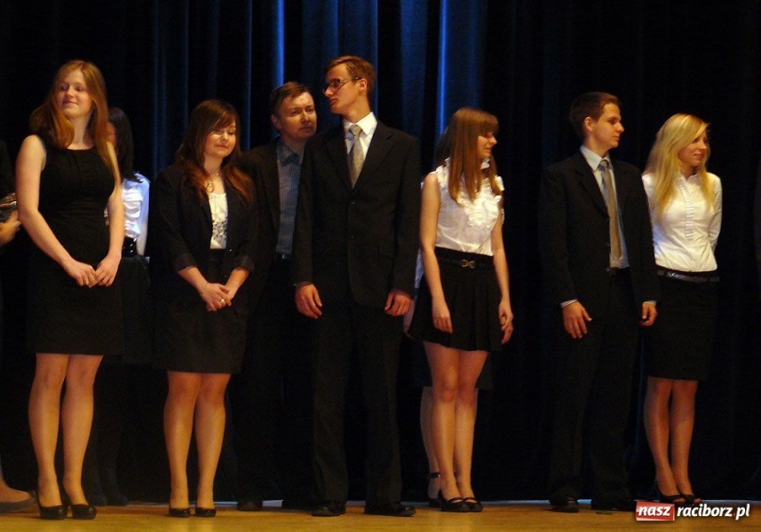 Zdjęcie w galerii na portalu naszraciborz.pl: Marynara i fryzura. Pożegnanie w I LO wiadomości z regionu