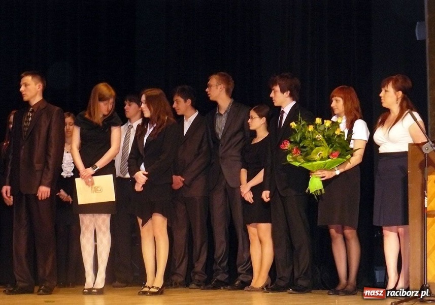 Zdjęcie w galerii na portalu naszraciborz.pl: Marynara i fryzura. Pożegnanie w I LO wiadomości z regionu