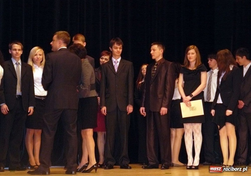 Zdjęcie w galerii na portalu naszraciborz.pl: Marynara i fryzura. Pożegnanie w I LO wiadomości z regionu