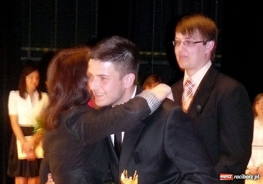 Zdjęcie w galerii na portalu naszraciborz.pl: Marynara i fryzura. Pożegnanie w I LO wiadomości z regionu