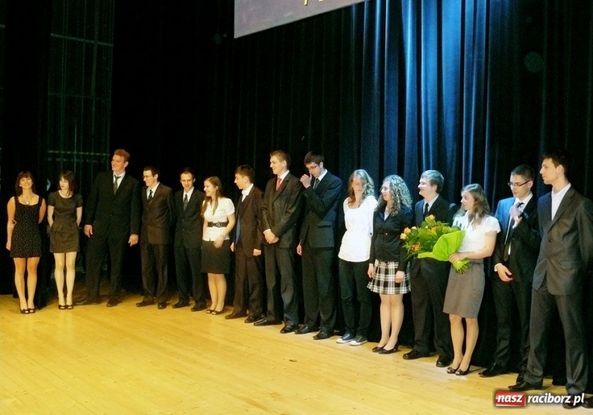 Zdjęcie w galerii na portalu naszraciborz.pl: Marynara i fryzura. Pożegnanie w I LO wiadomości z regionu