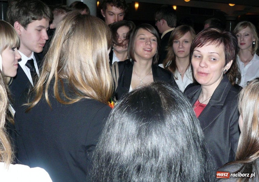 Zdjęcie w galerii na portalu naszraciborz.pl: Marynara i fryzura. Pożegnanie w I LO wiadomości z regionu