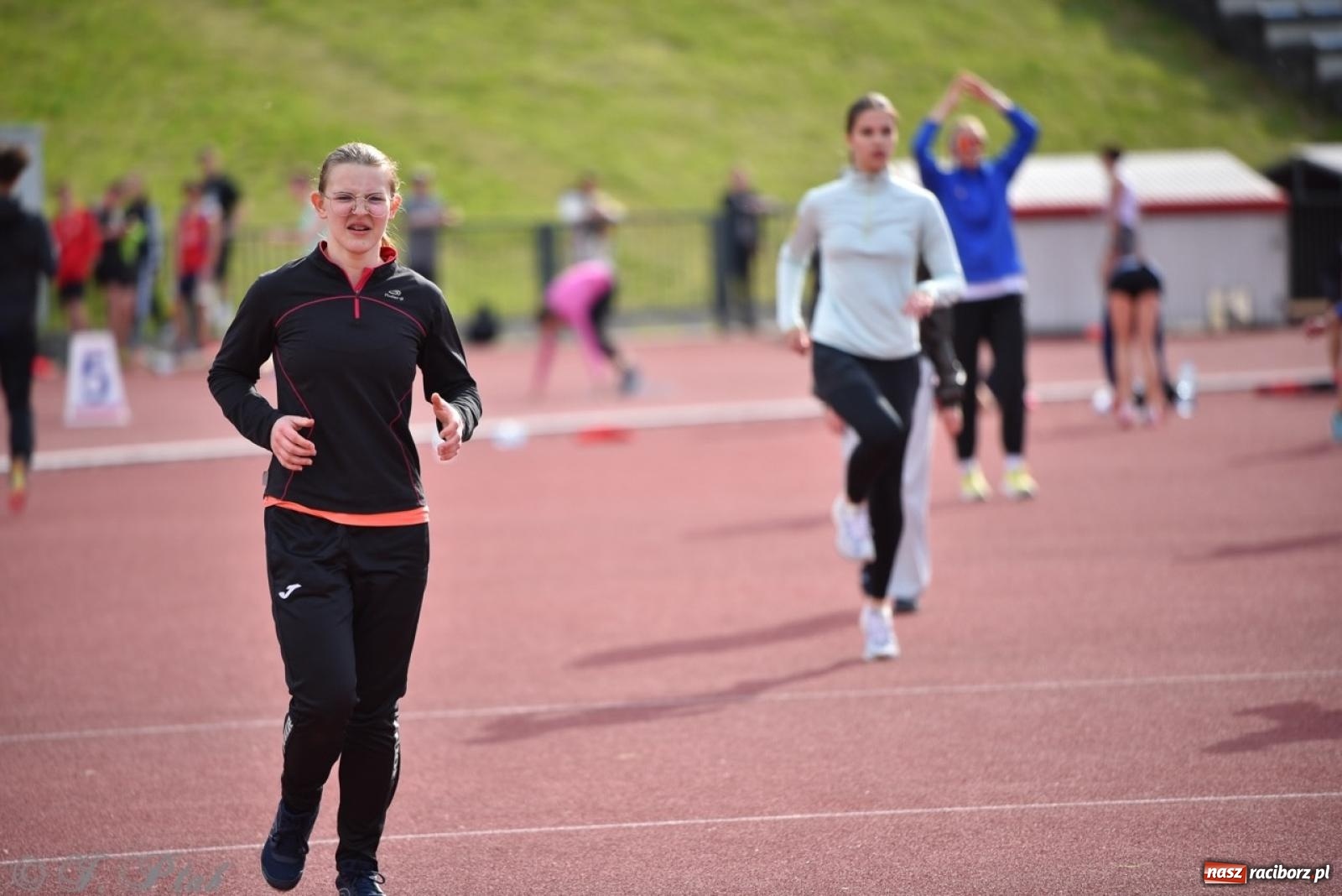 Zdjęcie w galerii na portalu naszraciborz.pl: Mistrzostwa województwa śląskiego w lekkoatletyce w Raciborzu U18, U20 i seniorzy wiadomości z regionu