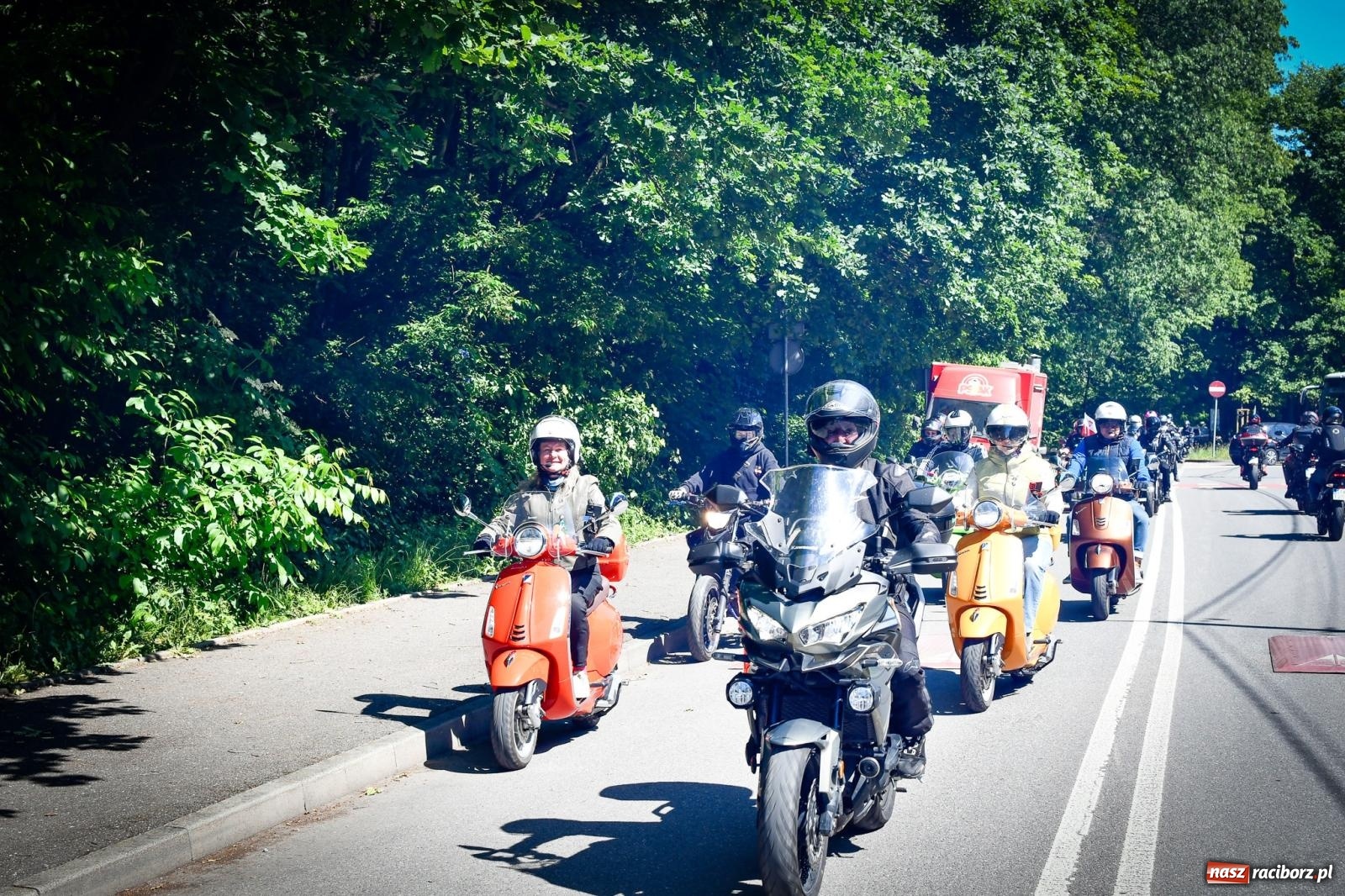 Zdjęcie w galerii na portalu naszraciborz.pl: II Spotkanie Motocyklowe w Raciborskim Grodzie – parada za nami, trwa piknik wiadomości z regionu