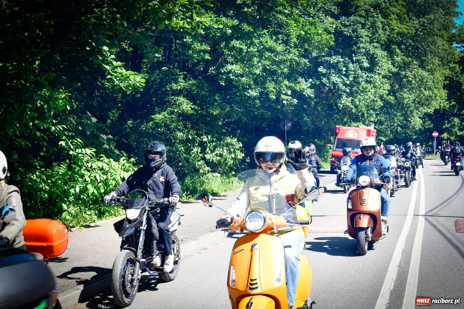 Zdjęcie w galerii na portalu naszraciborz.pl: II Spotkanie Motocyklowe w Raciborskim Grodzie – parada za nami, trwa piknik wiadomości z regionu